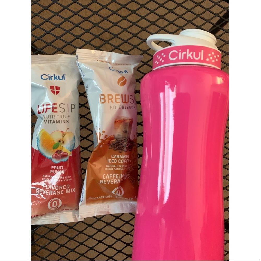 Pink 32oz Stainless-Steel Bottle & Comfort Grip Lid with two flavors.